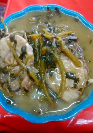 Una foto de Verdolagas con espinazo en salsa verde