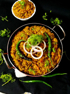 स्मोकी बैंगन का भरता (Smokey baingan ka bharta recipe in Hindi) रेसिपी मुख्य फोटो