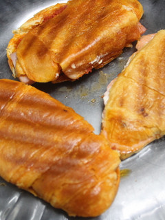 Una foto de Mini croissants con jamón dulce y salmón