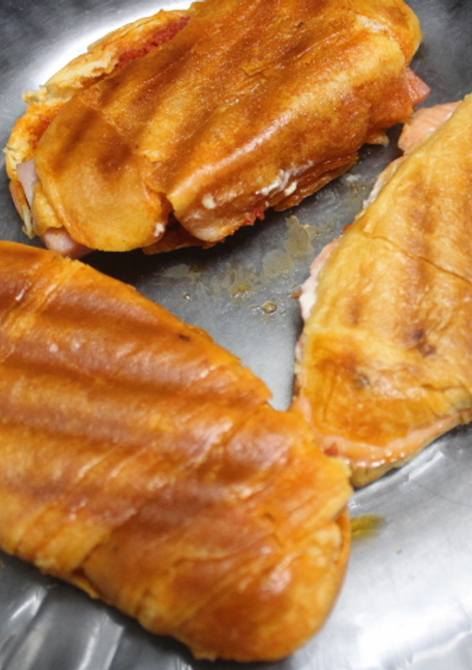 Una foto de Mini croissants con jamón dulce y salmón