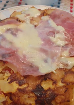 Una foto de Tortilla de papas con jamón y queso