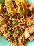 Arroz frito con puerro y bacon, con kimchi y plátano