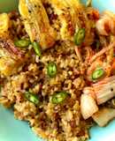 Arroz frito con puerro y bacon, con kimchi y plátano