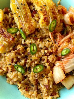 Una foto de Arroz frito con puerro y bacon, con kimchi y plátano