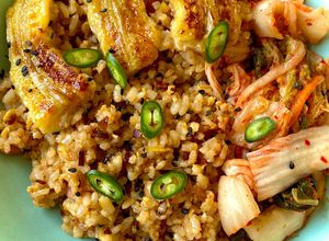 Foto principal de Arroz frito con puerro y bacon, con kimchi y plátano