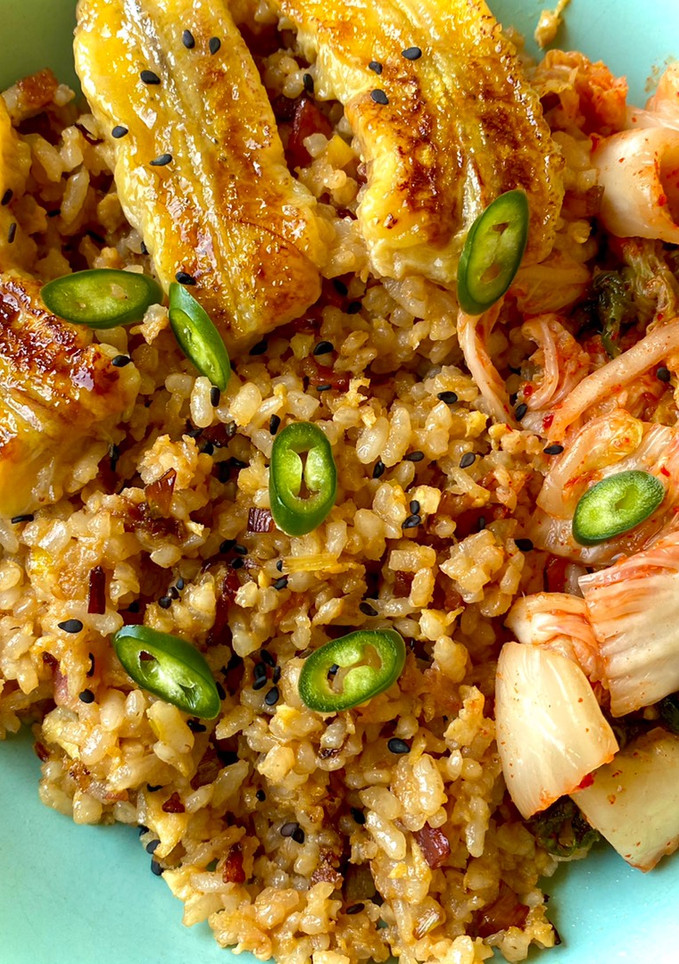 Una foto de Arroz frito con puerro y bacon, con kimchi y plátano