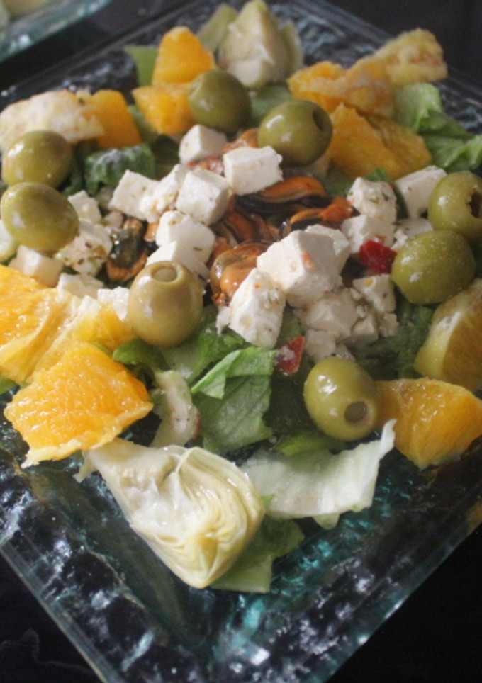 Una foto de Ensalada de mejillones con naranja y queso