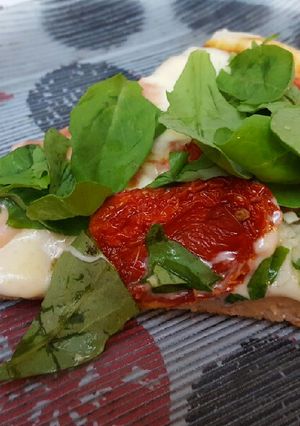 Una foto de Pizza rúcula y tomate deshidratado