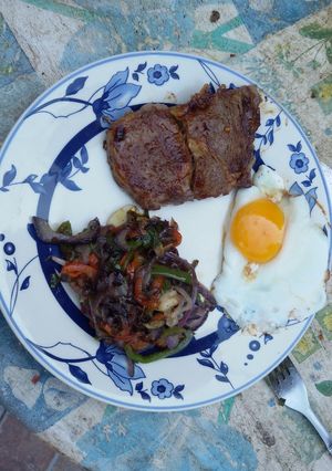 Una foto de Bife de chorizo con verduras salteadas