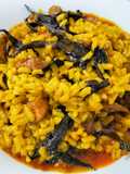Arroz meloso con pollo y trompetas de la muerte