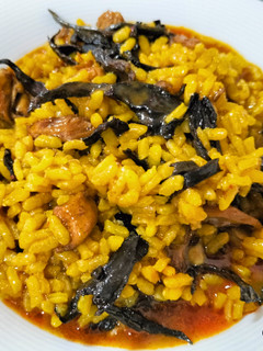 Una foto de Arroz meloso con pollo y trompetas de la muerte