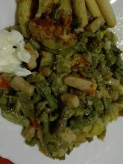 Una foto de Espárragos verdes al horno con patatas y pavo
