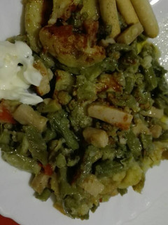 Una foto de Espárragos verdes al horno con patatas y pavo