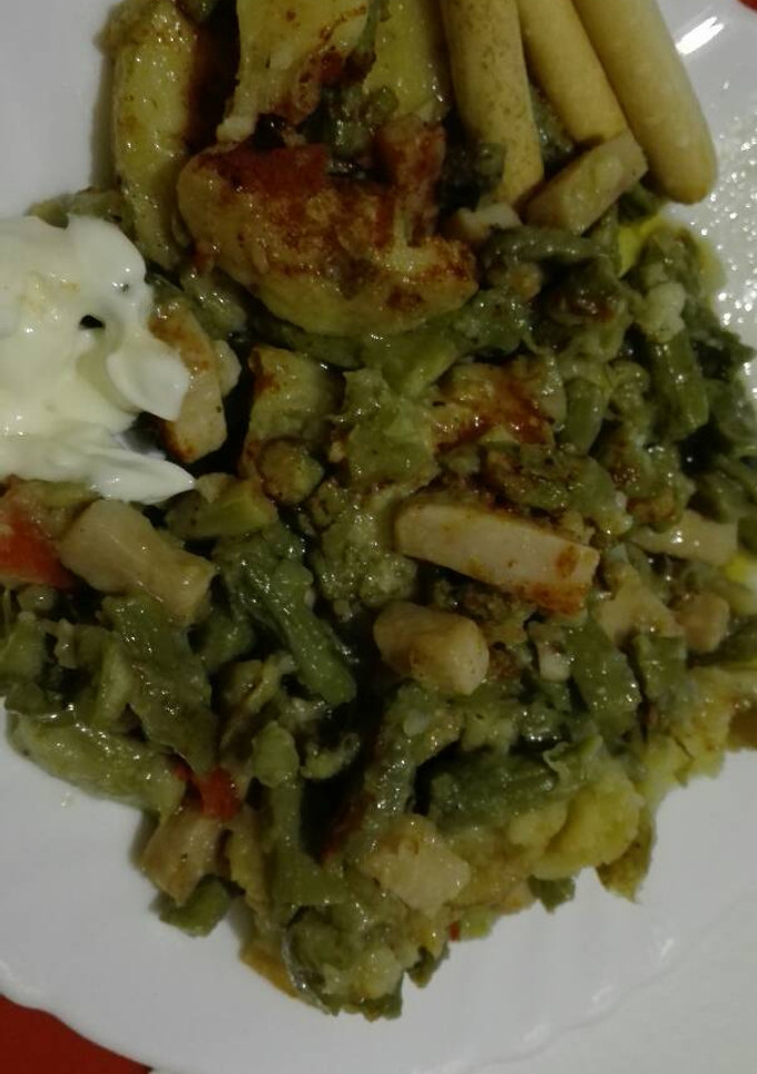 Una foto de Espárragos verdes al horno con patatas y pavo