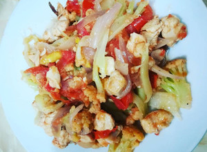 Una foto de Saltado de coliflor con pollo