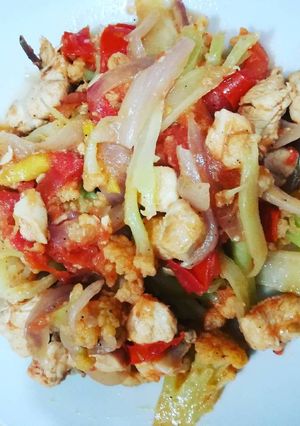 Una foto de Saltado de coliflor con pollo