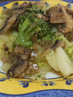 Una foto de Brócoli con patatas y salsa de champiñones