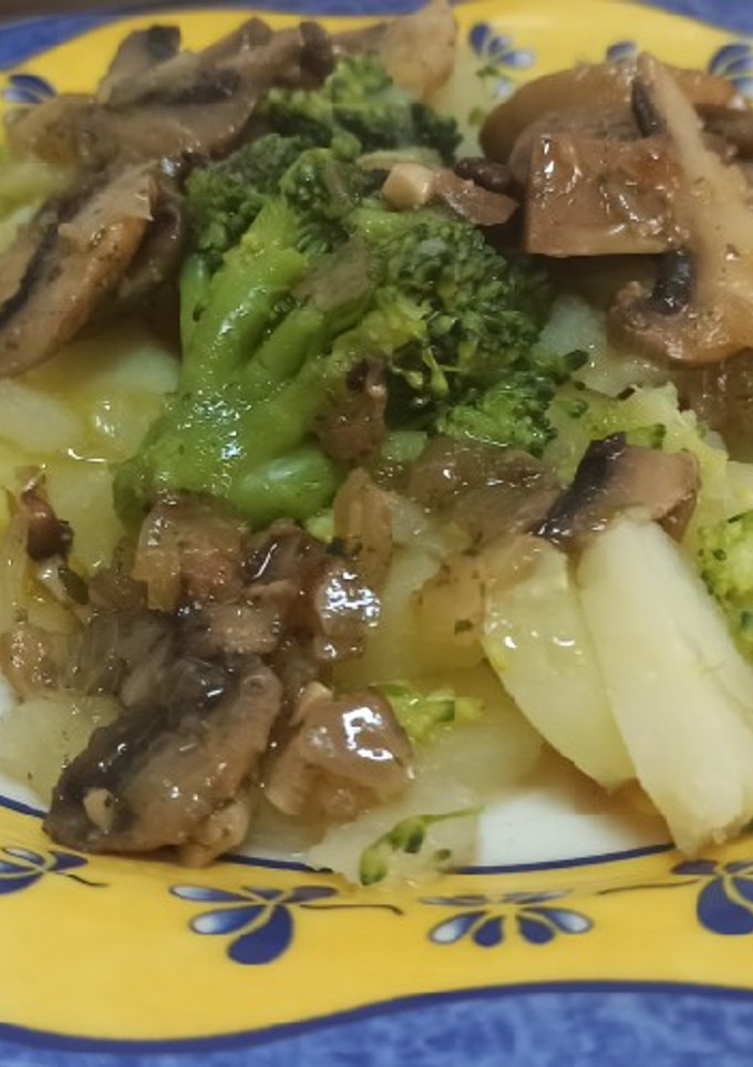 Una foto de Brócoli con patatas y salsa de champiñones
