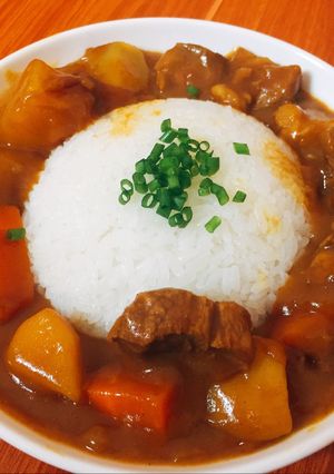 Hình của món Cà ri Nhật với táo, thịt bò.