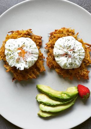 Una foto de Huevos poché sobre plátano macho... Desayunos de mi tierra!
