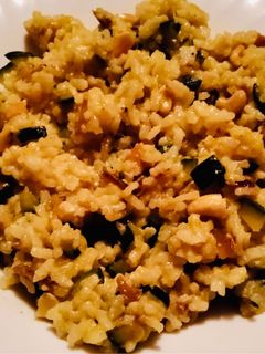 Una foto de Arroz al curry con calabacín y dátiles