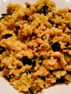 Una foto de Arroz al curry con calabacín y dátiles