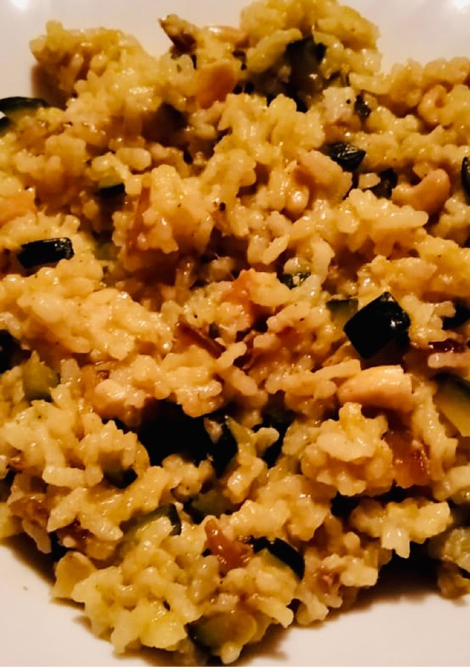 Una foto de Arroz al curry con calabacín y dátiles