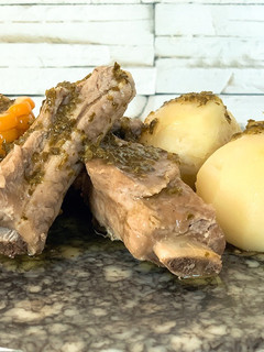 Una foto de Costillas, papas y piña (con Mojo de cilantro)