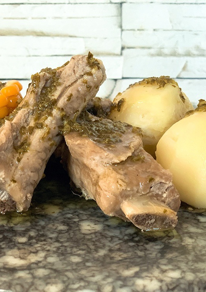 Una foto de Costillas, papas y piña (con Mojo de cilantro)
