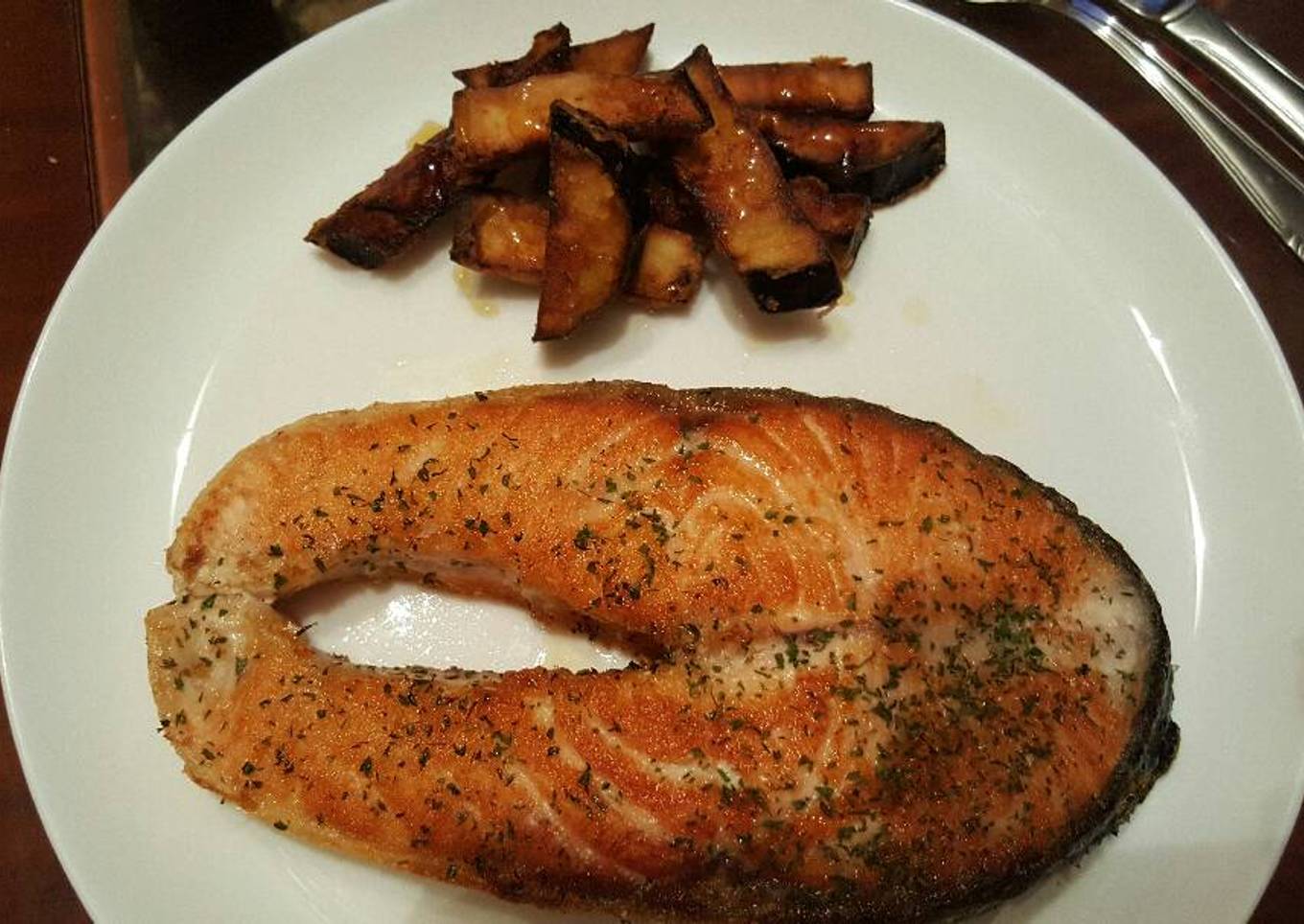 Salmón a la plancha con bastoncitos de berenjena