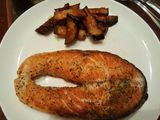 Salmón a la plancha con bastoncitos de berenjena