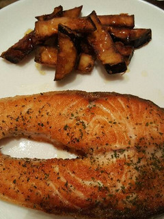 Una foto de Salmón a la plancha con bastoncitos de berenjena