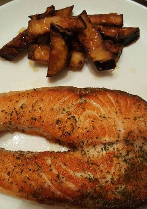 Una foto de Salmón a la plancha con bastoncitos de berenjena