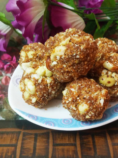 ड्राई फ्रूट लडडू (dry fruits ladoo recipe in Hindi) रेसिपी मुख्य फोटो