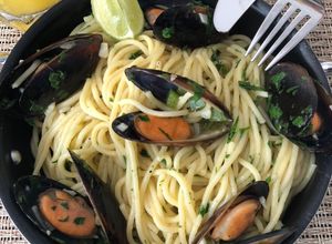 Una foto de Spaghetti con Choritos al aceite oliva y ajo 🧄