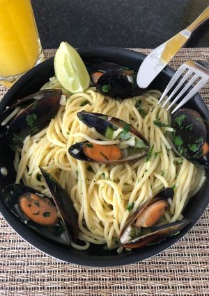 Una foto de Spaghetti con Choritos al aceite oliva y ajo 🧄