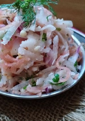मूली गाजर का लच्छा सलाद (Mooli gajar ka lachha salad recipe in hindi) रेसिपी मुख्य फोटो