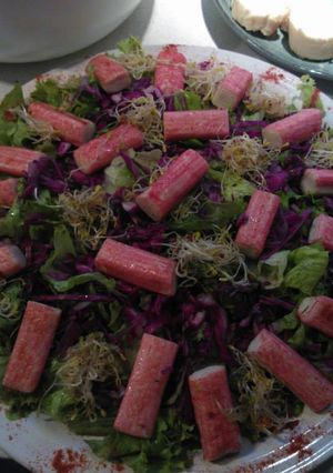 Una foto de ENSALADA MULTICOLOR CON KANIKAMAS (palitos de cangrejo)