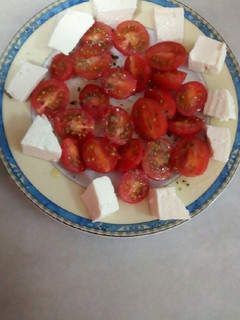 Una foto de Cherrys con orégano y queso fresco