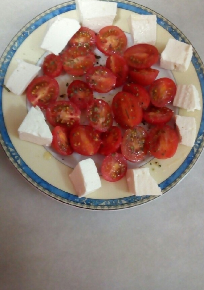 Una foto de Cherrys con orégano y queso fresco