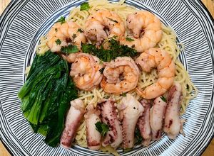 Hình của món Mì trứng xào tôm mực cải thìa.