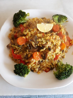 Una foto de Paella vegana de Brócoli y Champiñones