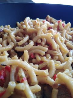 Una foto de Fideuá de pollo y lomo al curry