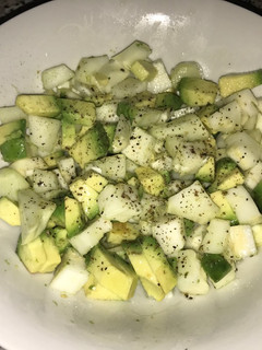 Una foto de Ensalada de tallos de coliflor con palta