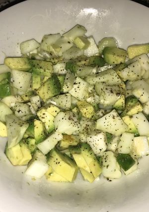 Una foto de Ensalada de tallos de coliflor con palta