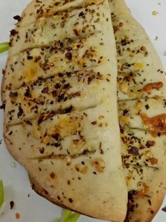 गार्लिक ब्रेड (Garlic bread recipe in Hindi) रेसिपी मुख्य फोटो