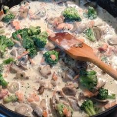 A picture of Mushrooms,broccoli and smoked salmon pastas sauce.