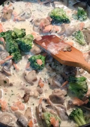 A picture of Mushrooms,broccoli and smoked salmon pastas sauce.