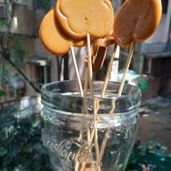 A picture of Dalgona candy.