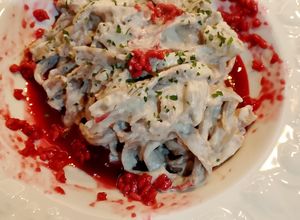 Foto di Tagliatelle alle castagne con salsa di noci, fonduta di stracchino e crema di melograno